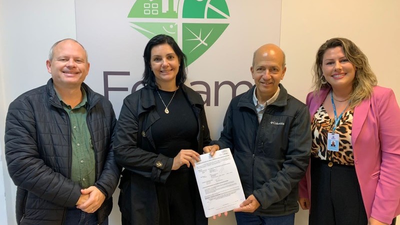 Henrique Lagemann (Sedur) (E), Caroline Techio (Metroplan), Renato Chagas (Fepam) e Gabriela Goldani (Metroplan) segurando o termo de referência da EIA/RIMA
