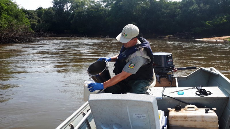 Técnico coletando água no Rio dos Sinos, em Novo Hamburgo