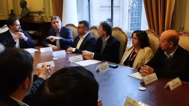 Governador, Eduardo Leite, secretário adjunto da Sema, Marcelo Camardelli, e o presidente da Fepam, Renato Chagas, participaram do ato de entrega