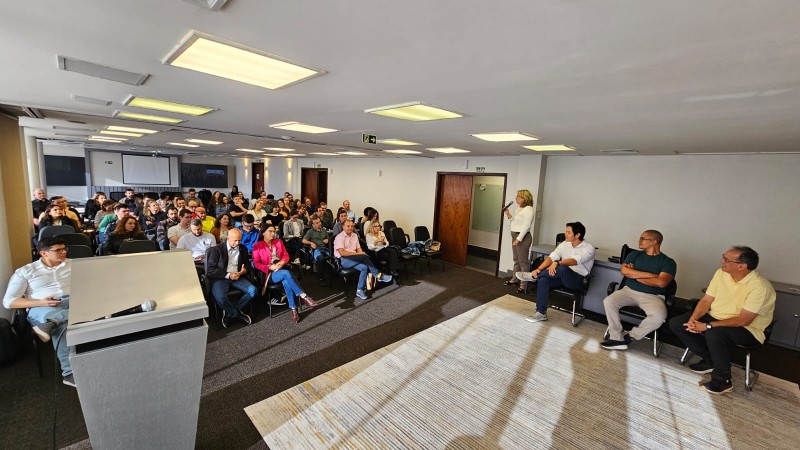 Auditório cheio de servidores que realizaram o curso