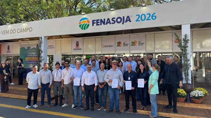Entrega de licen&ccedil;a na Fenasoja 2026 ocorreu na presen&ccedil;a de autoridades, servidores e empreendedores da regi&atilde;o