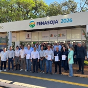 Entrega de licen&ccedil;a na Fenasoja 2026 ocorreu na presen&ccedil;a de autoridades, servidores e empreendedores da regi&atilde;o