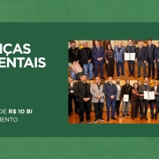 Montagem com fotos de entrega de licen&ccedil;as, com a presen&ccedil;a do governador Eduardo Leite, da secret&aacute;ria Marjorie Kauffmann e outros representantes envolvidos. As imagens est&atilde;o inseridas em um fundo verde, com os dizeres "licen&ccedil;as ambientais" e "potencial de R$ 10 bi em investimento"