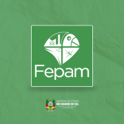 Logo da Fepam inserido em um quadrado verde com borda branca sobre fundo verde texturizado. Na parte inferior, logo da Secretaria do Meio Ambiente e Infraestrutura do Rio Grande do Sul