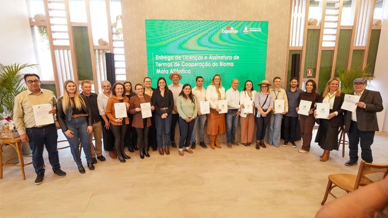 Representantes de diversos empreendimentos recebem licen&ccedil;as ambientais na Expointer 2026