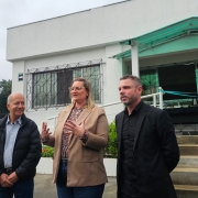 Secretária do Meio Ambiente e Infraestrutura Isa Carla Osterkamp discursa em frente da nova sede regional Sema-Fepam, em Passo Fundo, durante sua inauguração. Ao lado da secretária estão três homens — dois à sua direita e um à sua esquerda.