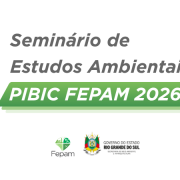 Fundo branco com gradiente duro at&eacute; verde escuro nos cantos superior esquerdo e inferior direito. No centro, est&aacute; escrito "Semin&aacute;rio de Estudos Ambientais", em cinza. Logo abaixo, um paralelogramo com o mesmo gradiente dos cantos traz escrito "PIBIC FEPAM 2026". Ainda mais abaixo, os emblemas da Fepam e da Secretaria do Meio Ambiente e Infraestrutura.